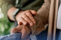 Una persona mayor con un cuidador