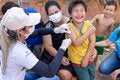 Un niño recibe una vacuna