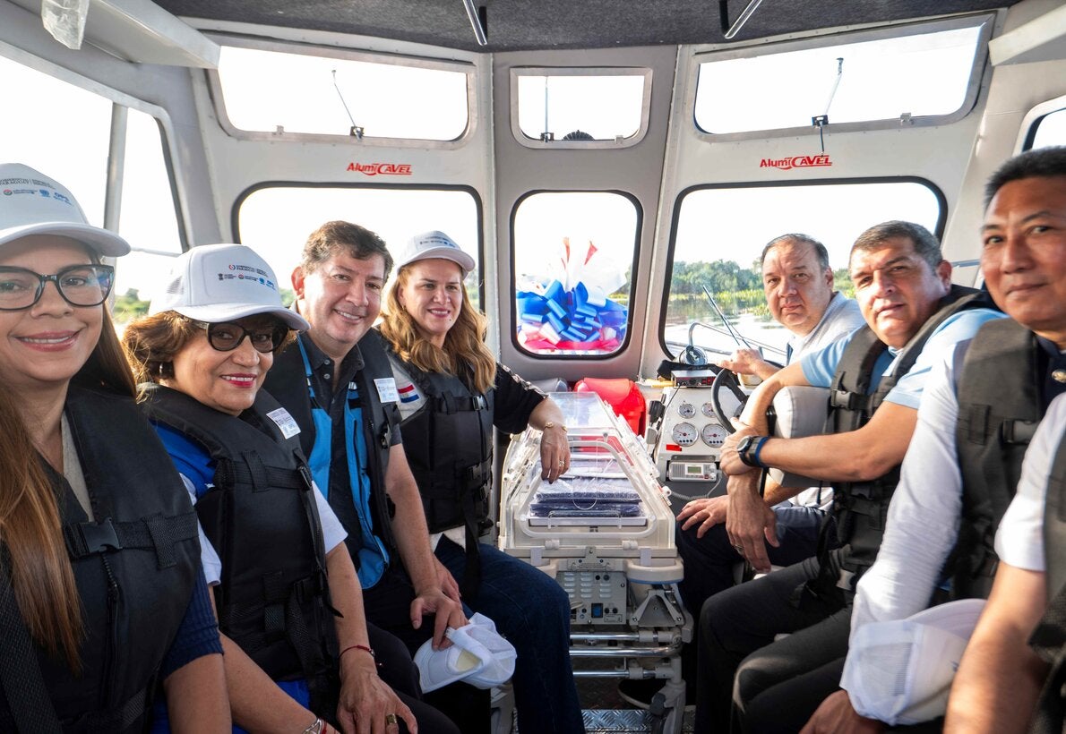 lancha médicamente equipada que fue entregada oficialmente en el puerto de Fuerte Olimpo