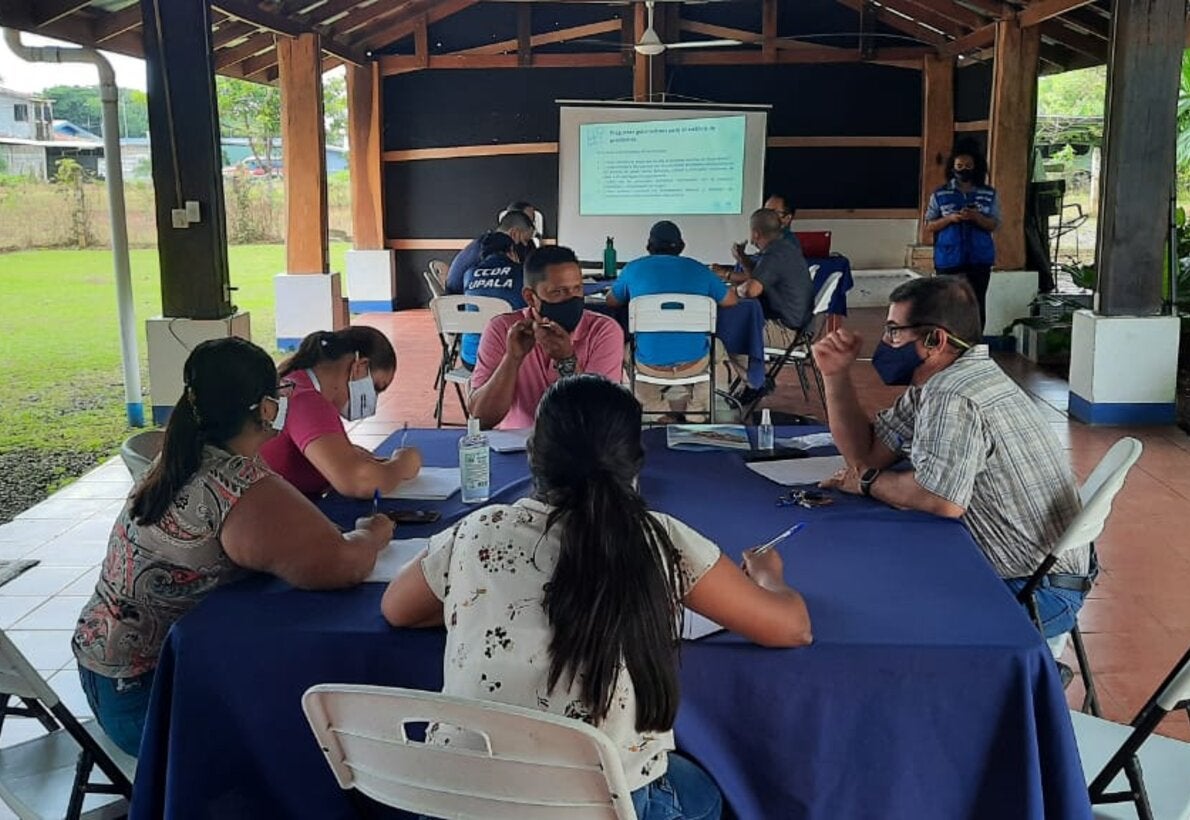 Participantes del taller durante espacio de conversación y construcción
