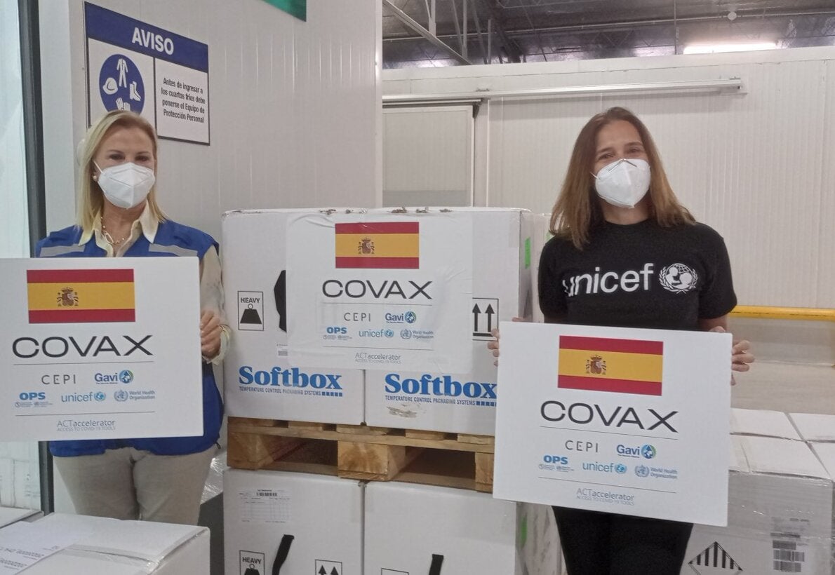 Representantes de OPS/OMS y UNICEF en el almacén donde se resguardan las vacunas