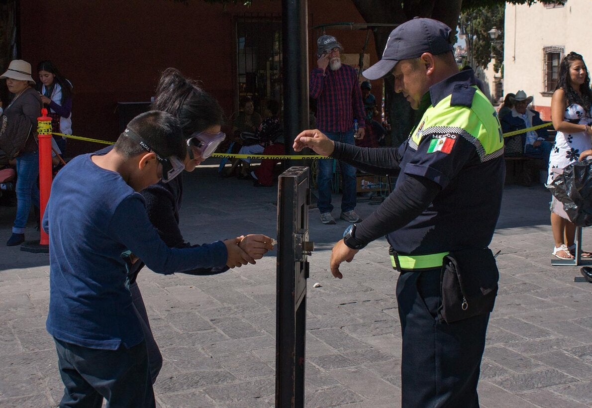 Intenta abrir la cerradura