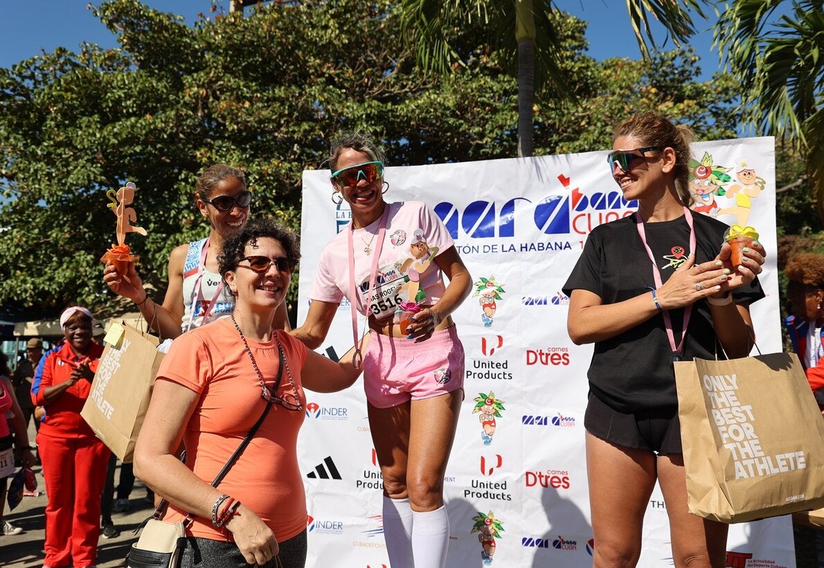 Premiación a ganadora de maratón femenina en La Habana por el Día Internacional de la Mujer