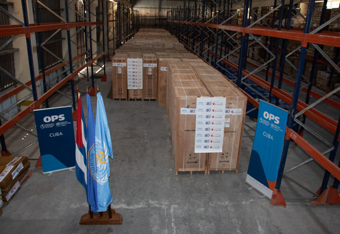 Cargamento de refrigeradores donados por Canadá a Cuba
