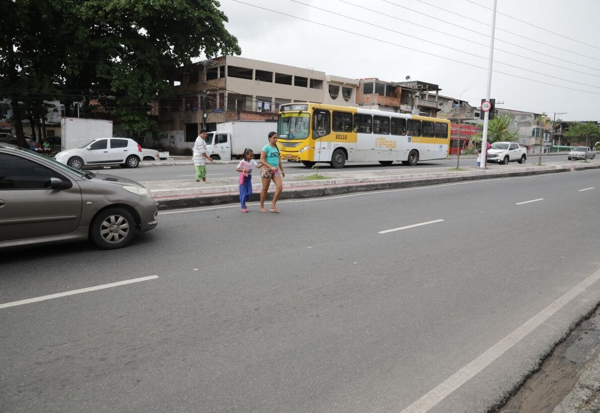 personas cruzando la calle