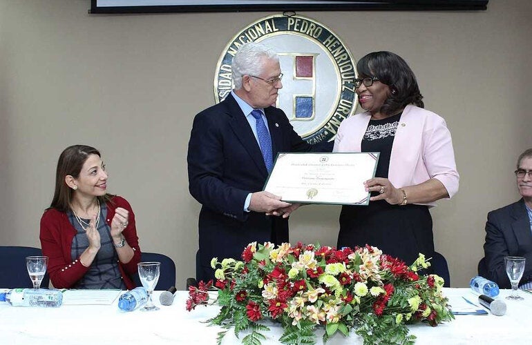 Dra. Carissa F. Etienne reconocida como Visitante Distinguida