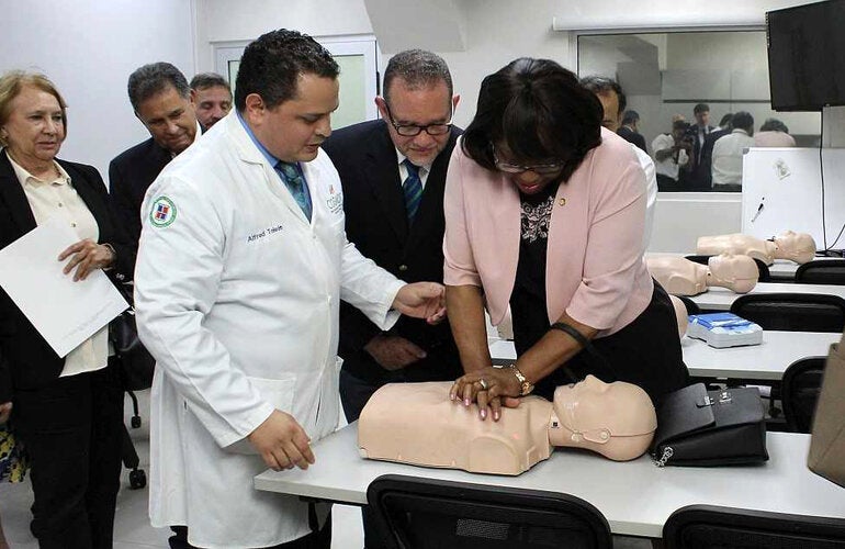 Carissa F. Etienne, visitó hoy el Centro de Operaciones en Simulación Médica Objetivamente Sistematizado (COSMOS) de la Universidad Nacional Pedro Henríquez Ureña (UNPHU)