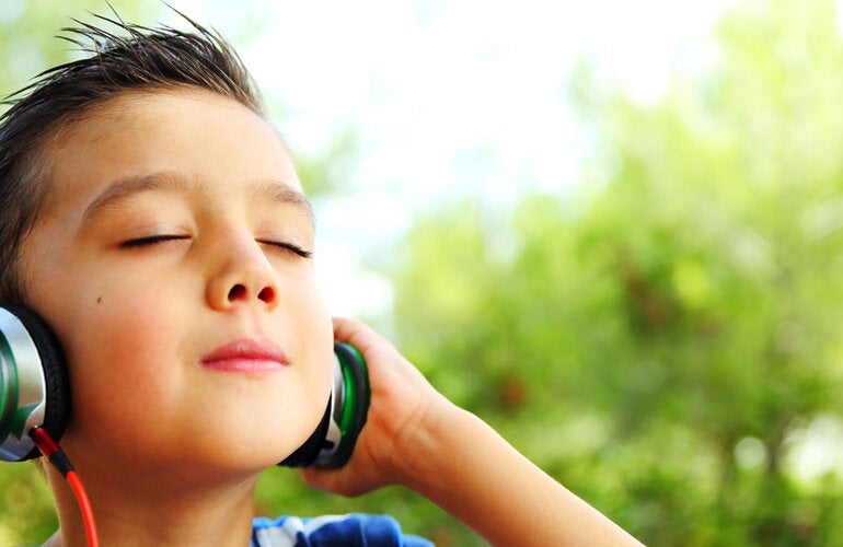 Niño con audífonos