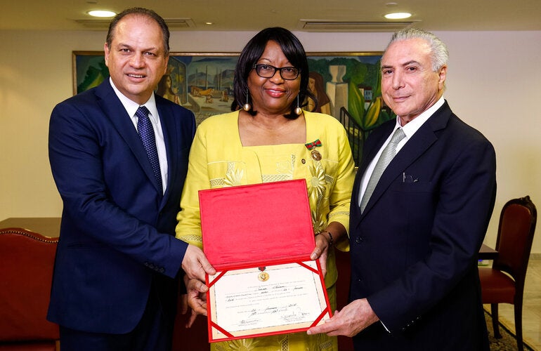 Michel Temer and Ricardo Barros present the Oswaldo Cruz Medal of Merit to Carissa F. Etienne.