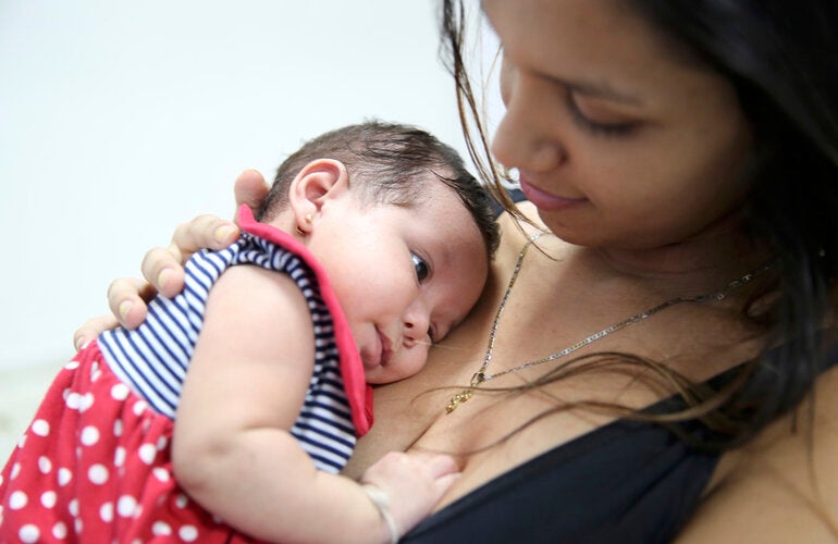 Madre adolescente con bebé