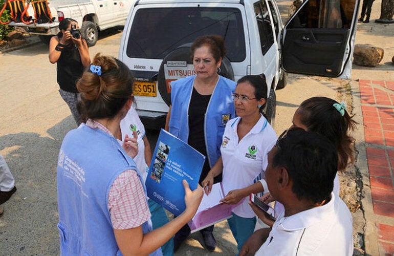 Las madres comunitarias y los Caminantes de la Salud son ejemplos de grupos de promotores de la salud que recorren los barrios para informar a los vecinos sobre el virus, enseñar cómo eliminar criaderos de mosquitos, recoger las consultas y detectar posibles casos para derivarlos a los centros médicos cercanos.