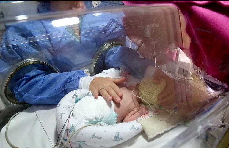 Recién nacido en incubadora