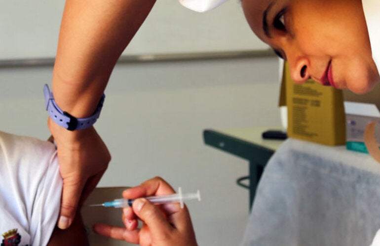 Niña ricibe la vacuna HPV