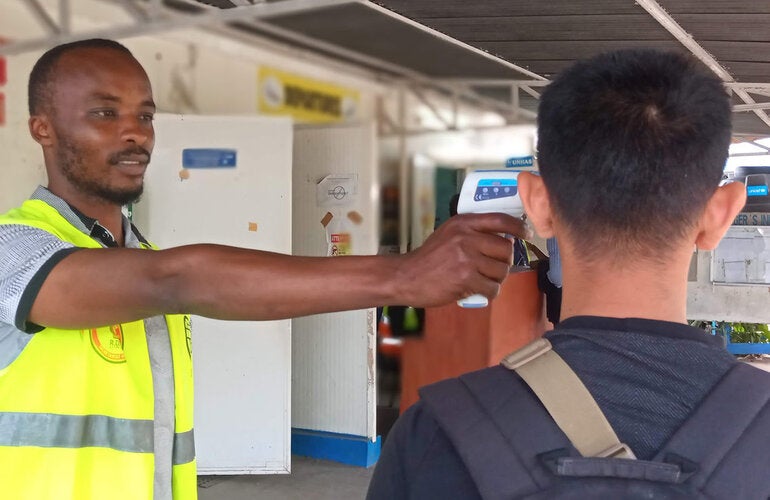 Midiendo la temperatura de paciente