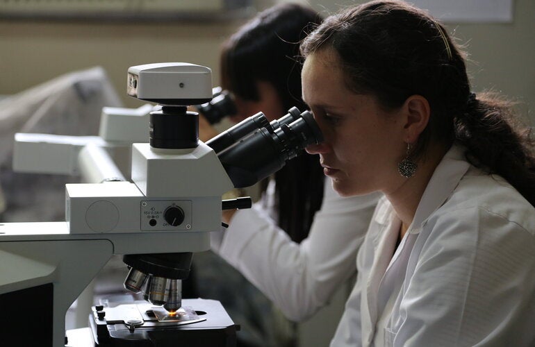 Mujer en laboratorio