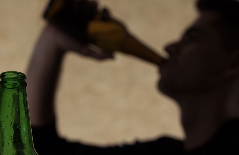 Persona bebiendo en casa