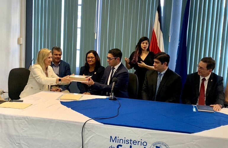 Donación OPS a Ministro de Salud y Presidente de Costa Rica