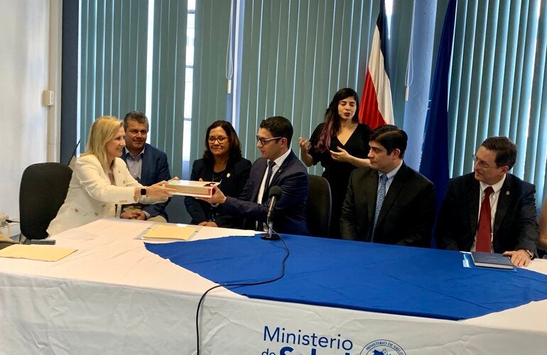 Donación OPS a Ministro de Salud y Presidente de Costa Rica