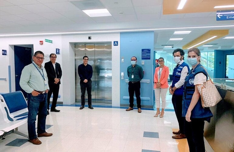 Personal del Ministerio de Salud y de la OPS en Costa Rica visitan centros de salud privados