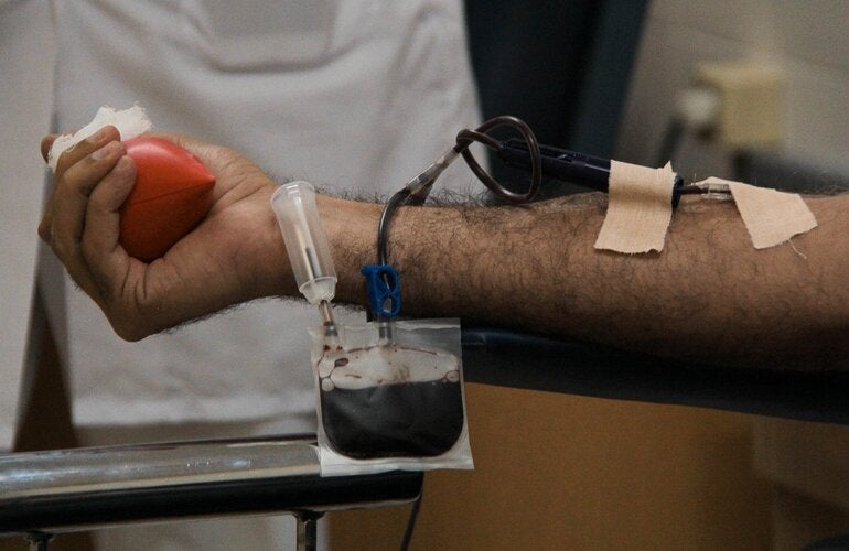 Persona donando sangre