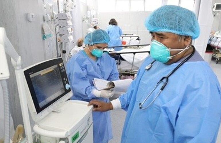 Trabajador de salud con EPP