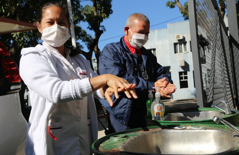Una enfermera muestra el lavado correcto de manos en el Hospital INERAM