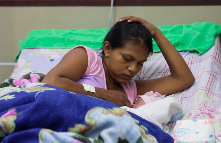 Julia Sánchez, quien acaba de dar a luz en Puerto Ayacucho, en Venezuela