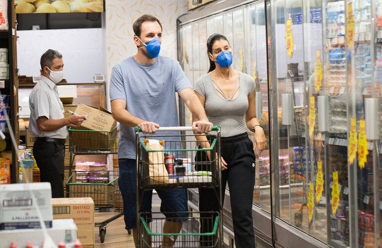 Pareja de compras en un supermercado
