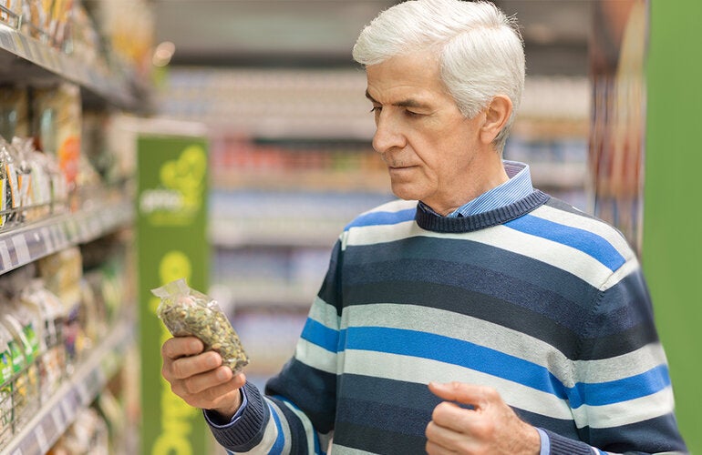 hombre leyendo una etiqueta