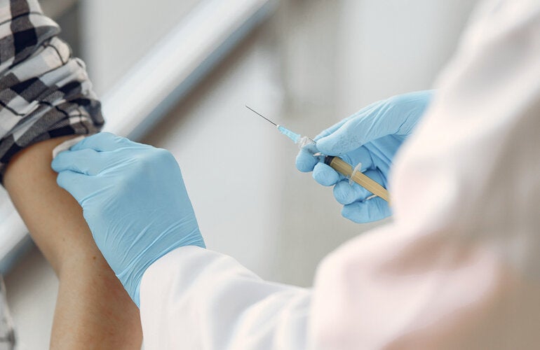 Mujer recibiendo una vacuna