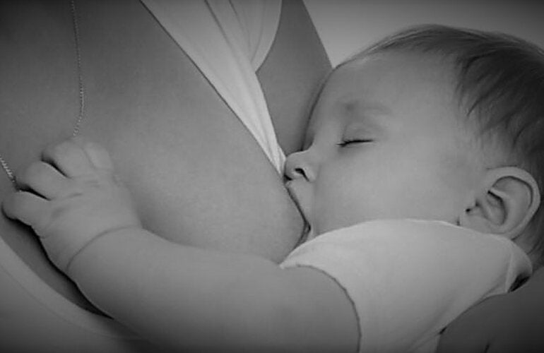 Bebé amamantando