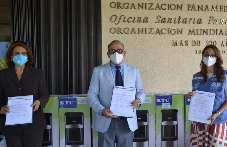 Autoridades del Ministerio de Salud y Representante de OPS durante la entrega