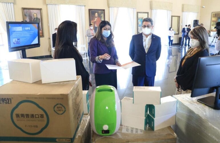 Ministra de Salud, Pareja Presidencial y Representante de OPS HND