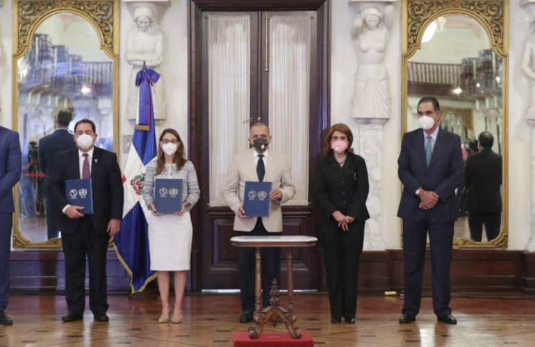 Miembros del Gabinete de Salud y funcionarios de OPS durante el acto de entrega