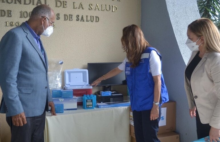 Autoridades durante la entrega de la donación al Laboratorio Nacional 