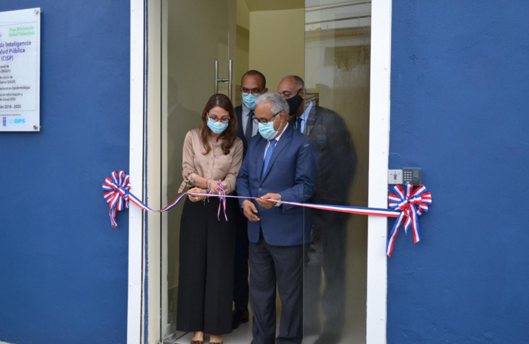 Autoridades durante la inauguración 