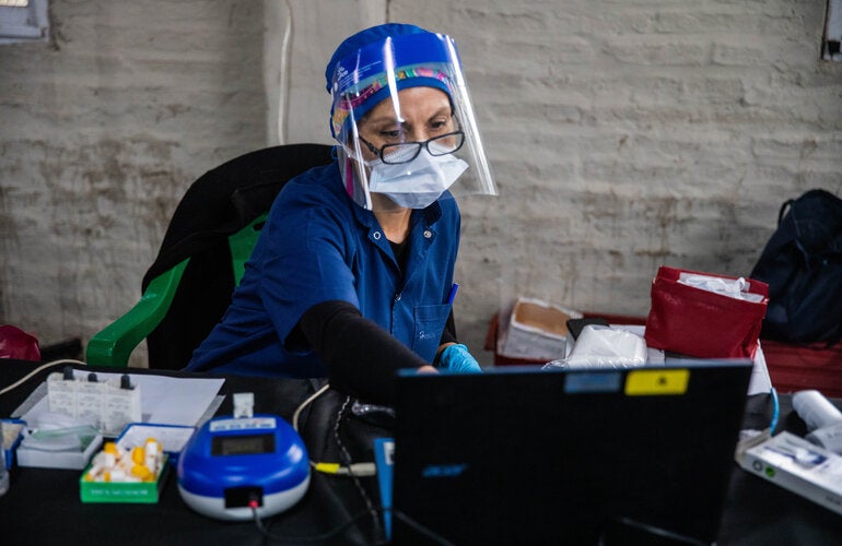 El rastreo de contactso es una estrategia clave para romper las cadenas de transmisión de COVID-19