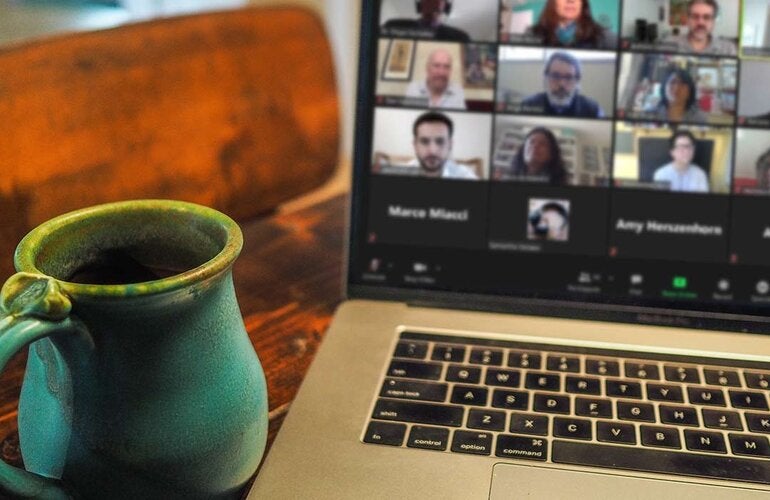  Um laptop aberto na mesa