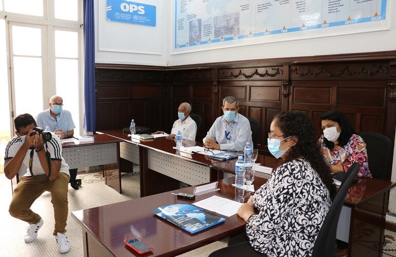 Autoridades-salud-cubanas-y-Representante- OPS-OMS-con-medios