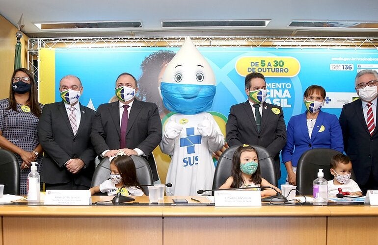 Ministério da Saúde do Brasil lança campanha de vacinação de crianças e adolescentes, com participação da OPAS
