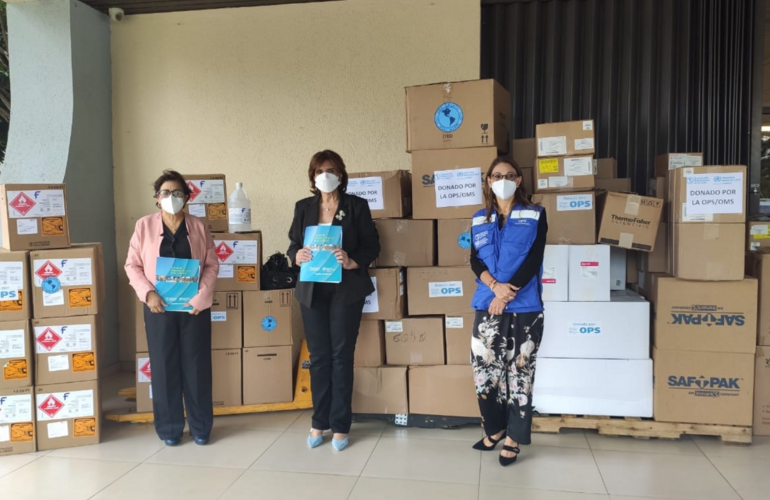 Autoridades del MSP y OPS durante la entrega de la donación 