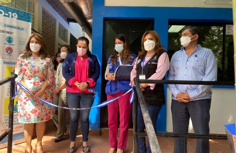 Entrega equipamiento laboratorio hnd