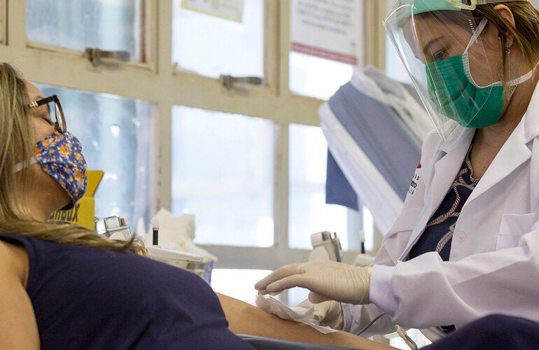 Personal de salud brindando atención a un paciente 