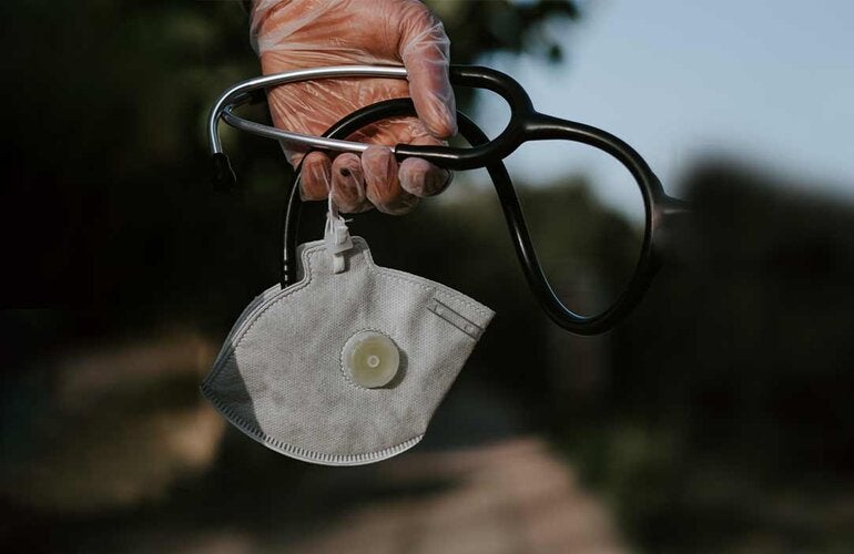  Estetoscópio e máscara