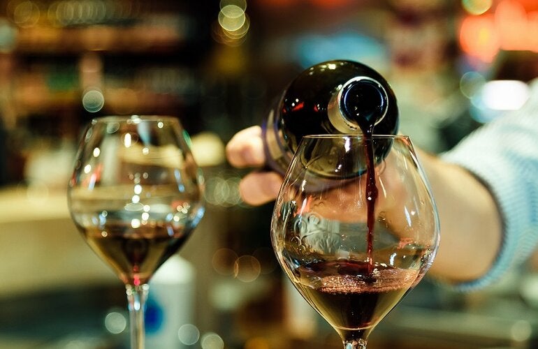 Pesquisa da OPAS em 33 países e 2 territórios aponta que quase metade dos entrevistados no Brasil relatou alto consumo de álcool durante a pandemia