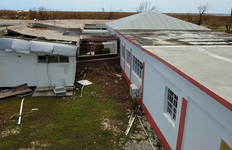 Evaluación aérea de los daños al hospital Hanna Thomas - Antigua