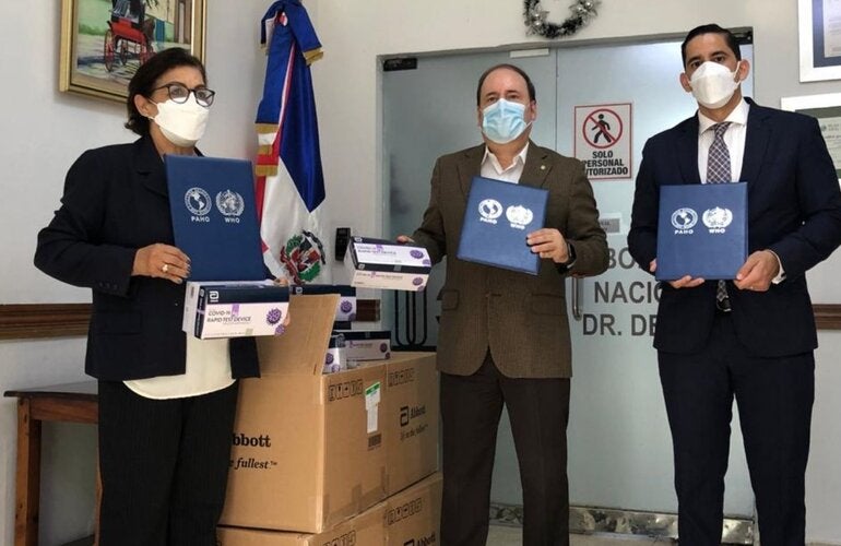 Autoridades durante la entrega