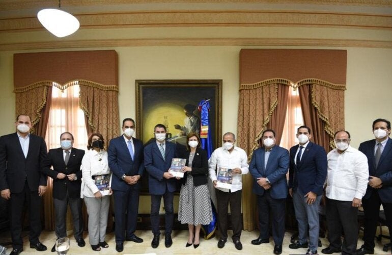 Autoridades durante la presentación del Plan