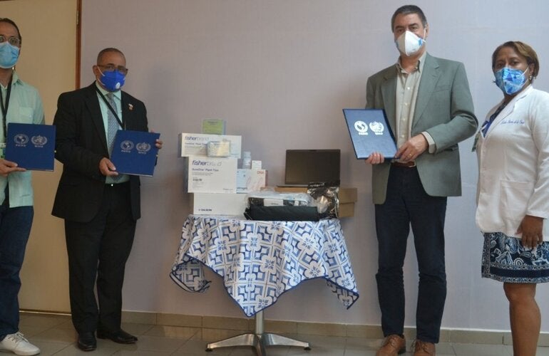 Autoridades del ministerio y OPS durante la entrega de la donación 