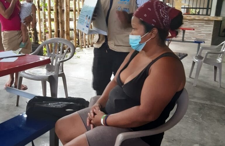 voluntario-atiende-paciente-en-albergue